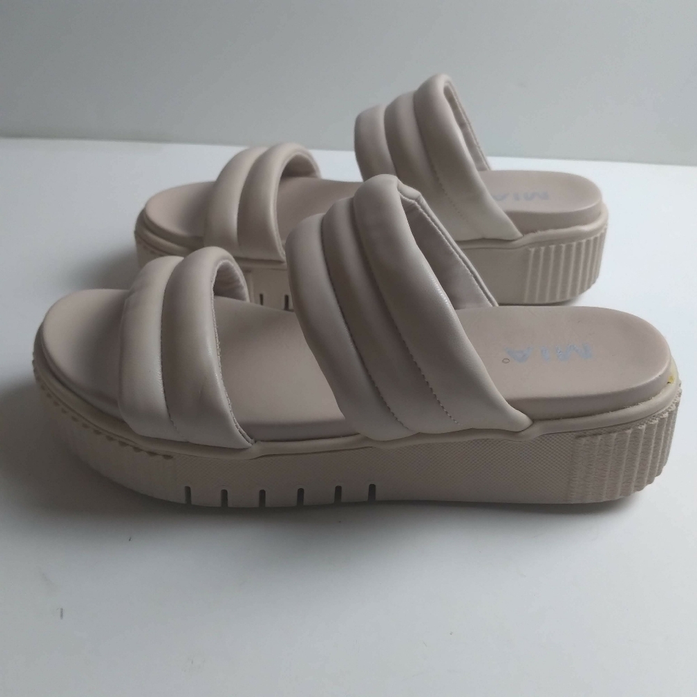 Mia  Lini Platform Beige Sandals size 7
